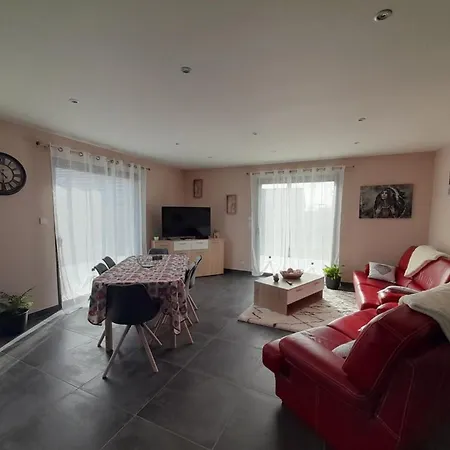 Maison Confortable A 80 M² Avec Jardin Spacieux Coltines